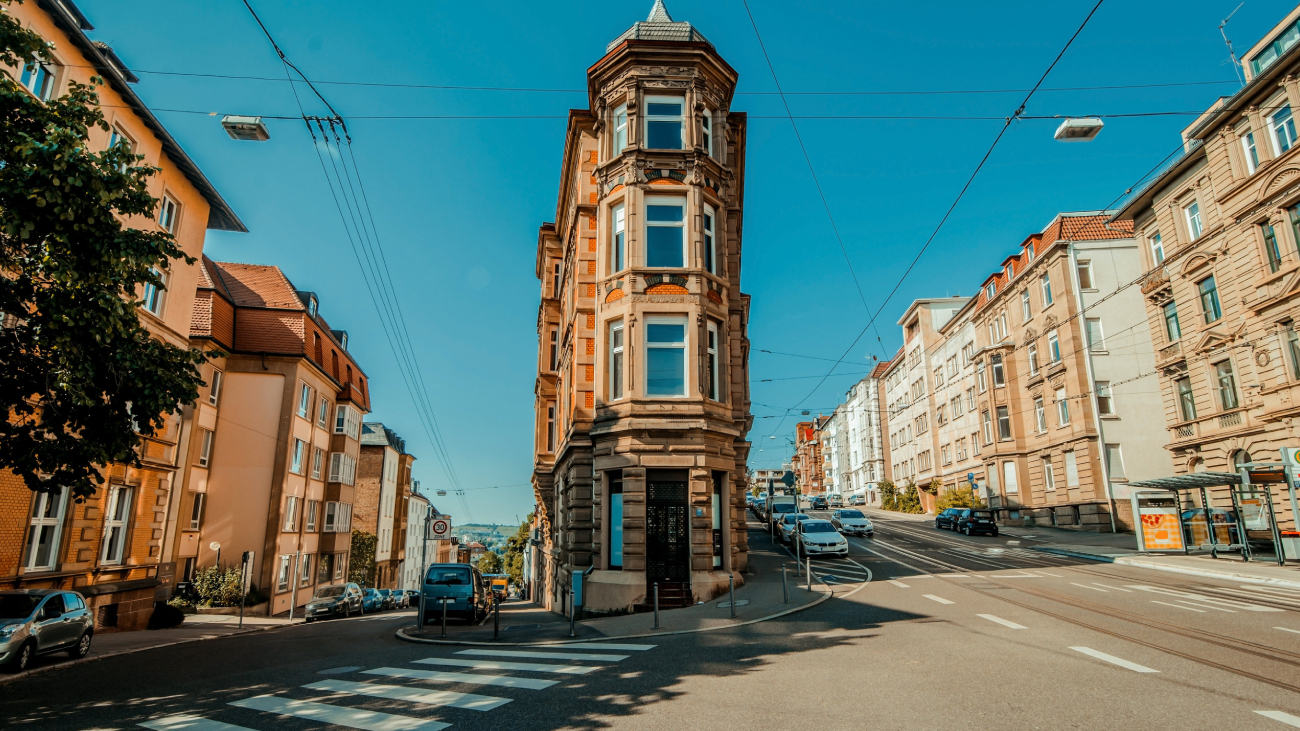 Lohnabrechnung Stuttgart: Historische Architektur in lebendiger Stadtumgebung