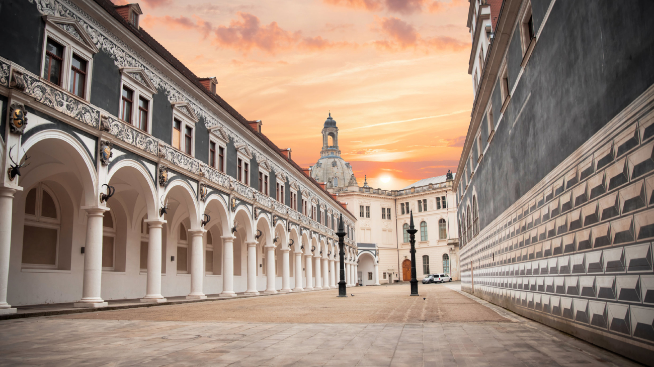 Lohnabrechnung Dresden: Arkadenhof, ruhig, historische Gebäude, abendlicher Himmel im Hintergrund