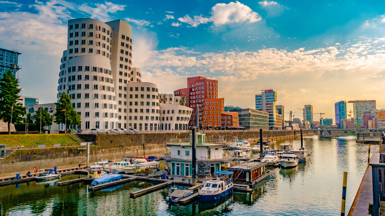 Lohnabrechnung Düsseldorf: Hafen mit modernen Gebäuden; Boote liegen im Wasser