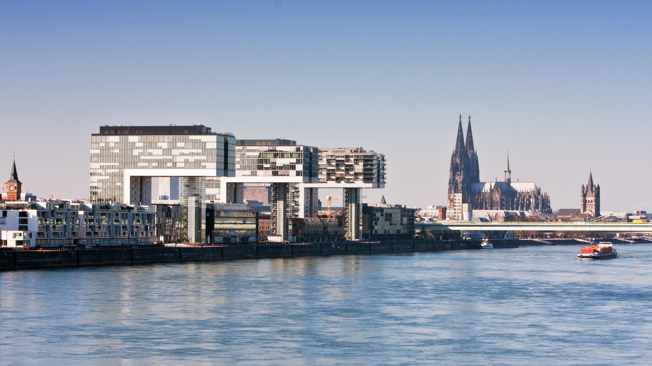 Lohnabrechnung Köln: Kölner Architektur und Skyline am Rhein