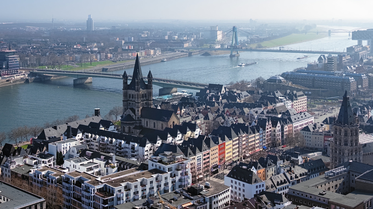Lohnabrechnung Köln: Kölns Skyline mit historischen Gebäuden und Rheinblick