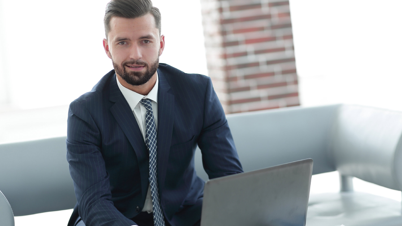 Lohnabrechnung München: Professionelle Lohnabrechnung in moderner Büroumgebung