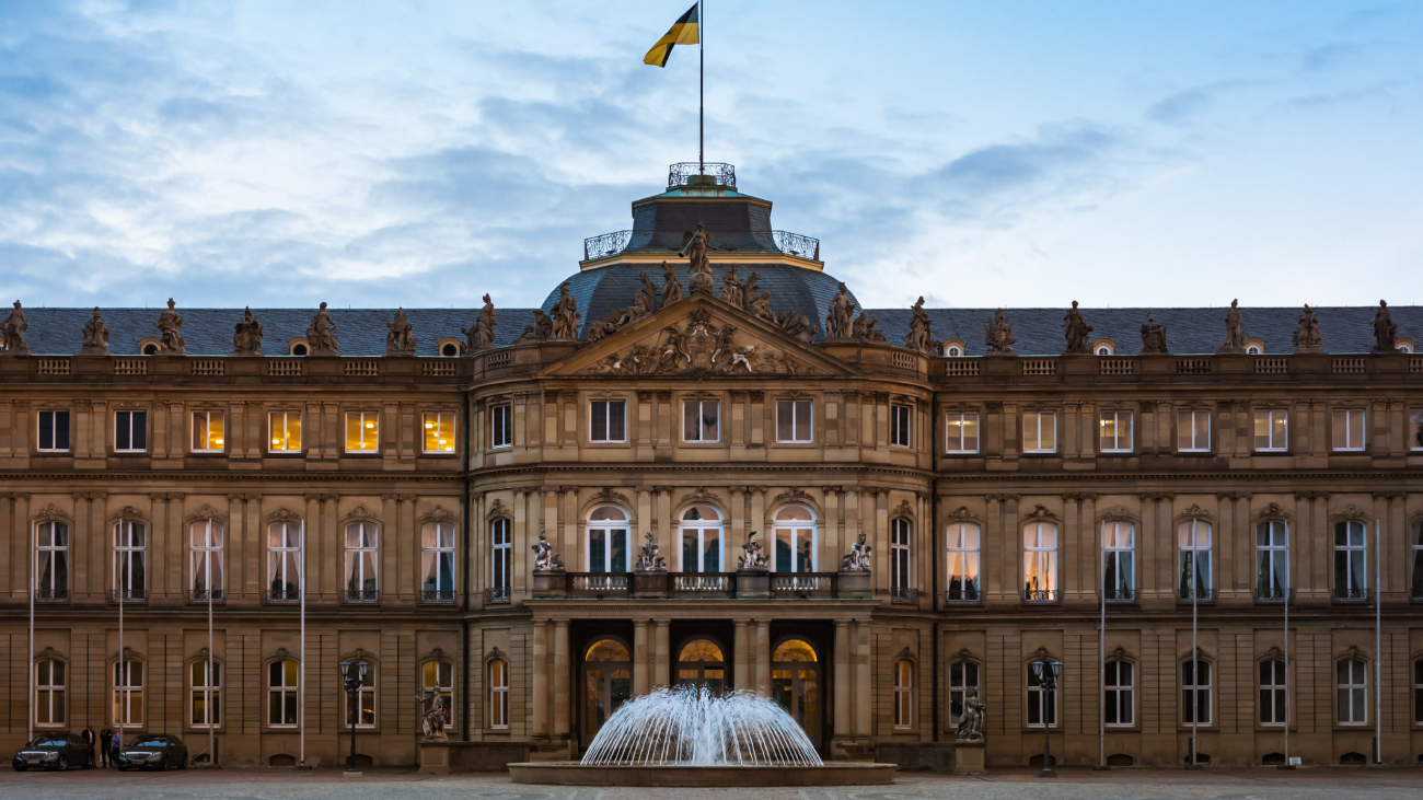 Lohnabrechnung Stuttgart: Historische Architektur in lebendiger Stadtlandschaft